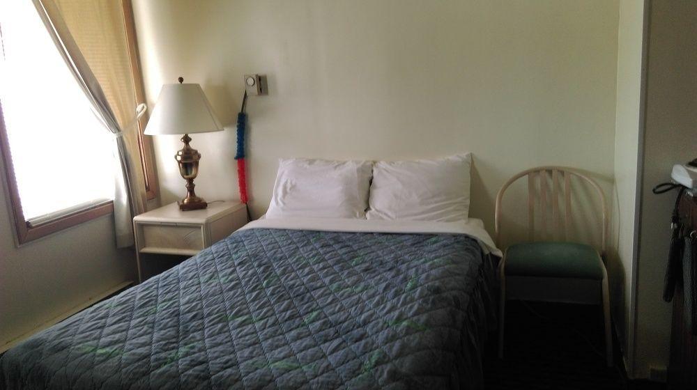 Bay Lake Inn - Frontiersman Motel Latchford Экстерьер фото