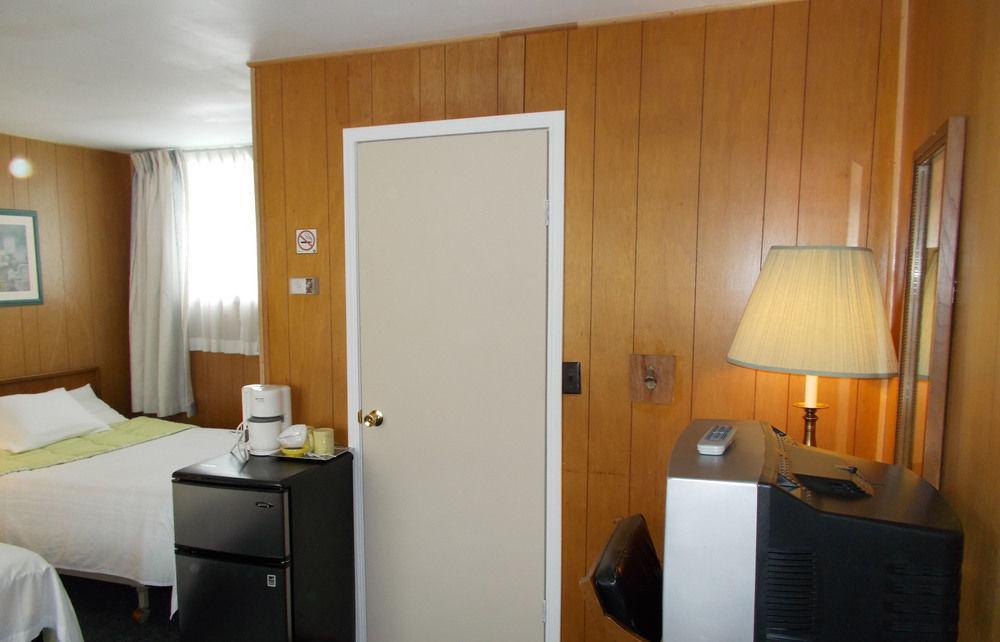 Bay Lake Inn - Frontiersman Motel Latchford Экстерьер фото