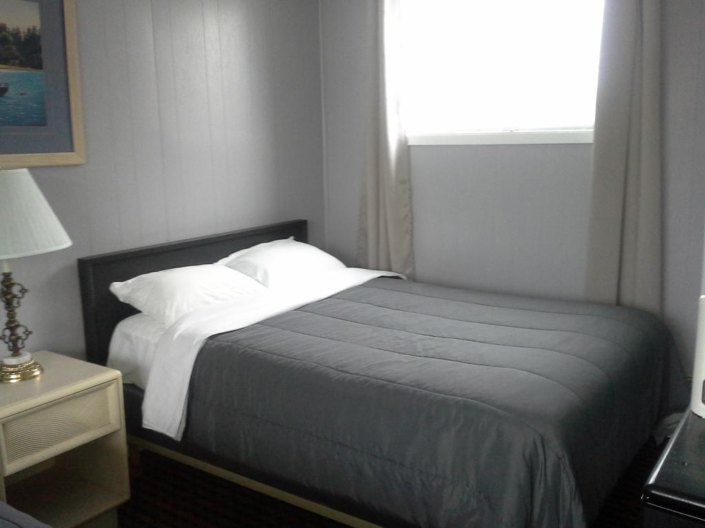 Bay Lake Inn - Frontiersman Motel Latchford Экстерьер фото